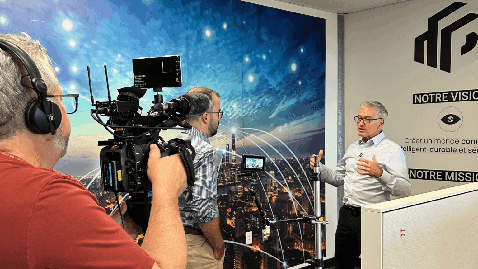 Le vice-président ventes et marketing de Dimonoff, Jostran Lamontagne, en entrevue devant une équipe de tournage de Radio-Canada dans les bureaux de l’entreprise.